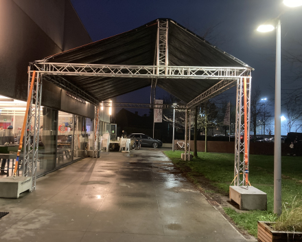 Tent beveiligen met betonblokken